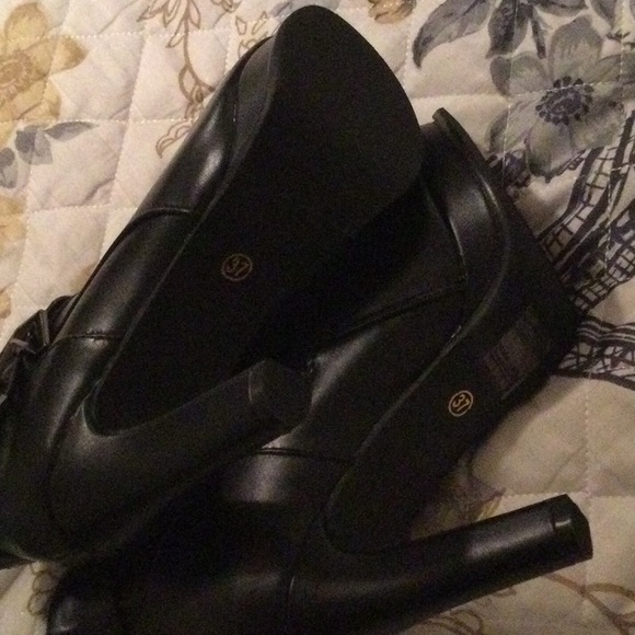 Eyelet Buckle Decor Ankle Boots - Picture 5 of 5